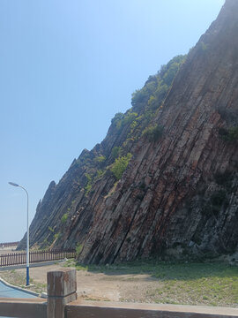 壮观的层状岩石山体景观