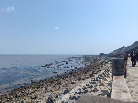 海边木栈道与辽阔海景