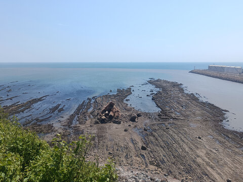 海岸边的礁石与开阔海面