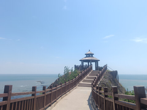 海边栈道与山顶凉亭景致