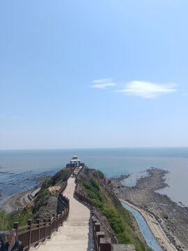 海边栈道通往远方美景