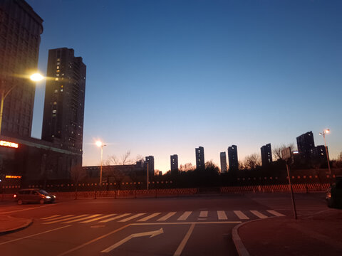 城市黄昏时的街道与建筑