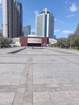 城市广场与高楼景致唐山抗震纪念馆