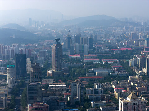 雾都之上的现代都市风光