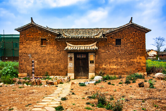 古朴乡村土坯瓦房景致