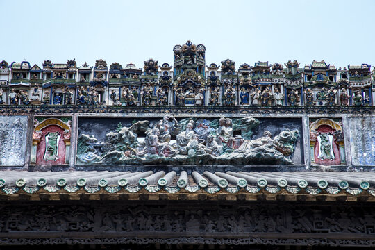 广州陈家祠古建筑屋顶精美雕塑装饰