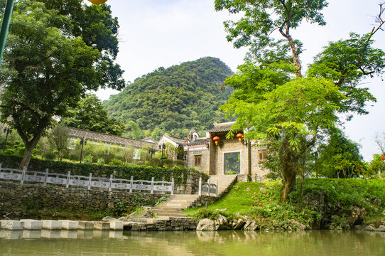 广西黄姚古镇河畔古建与青山绿树景致