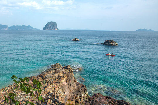 泰国安达曼海奈岛碧海礁石间的红色皮划艇