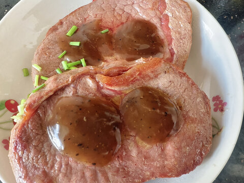 美味浇汁熟牛肉切片