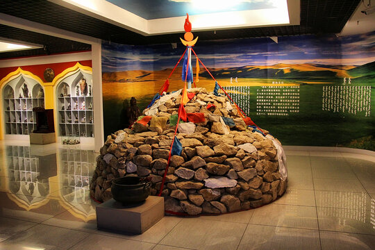 室内展示的蒙古族敖包