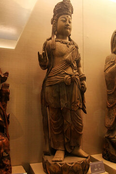 精美古代木雕观音立像