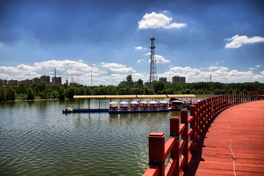 湖畔红桥与游船美景