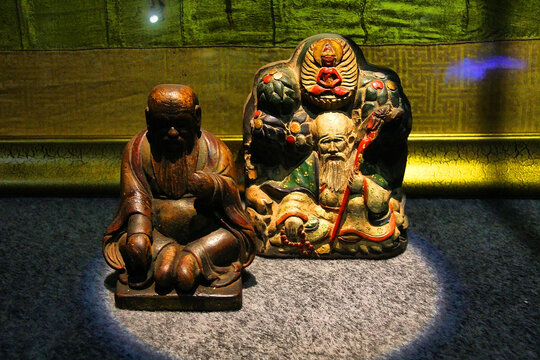 古朴木雕人物摆件展示