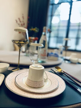 精致餐具摆放在餐桌之上