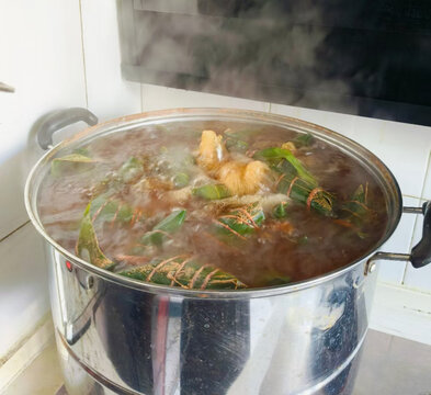 锅中煮着美味的粽子