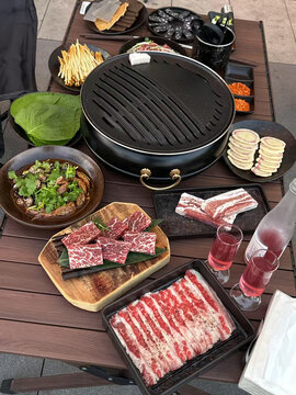 丰盛的户外烤肉食材摆拍