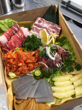 丰富多样的烤肉食材拼盘