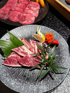 精致摆盘的鲜嫩牛肉