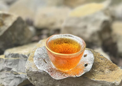 石上银托琉璃茶杯盛茶汤