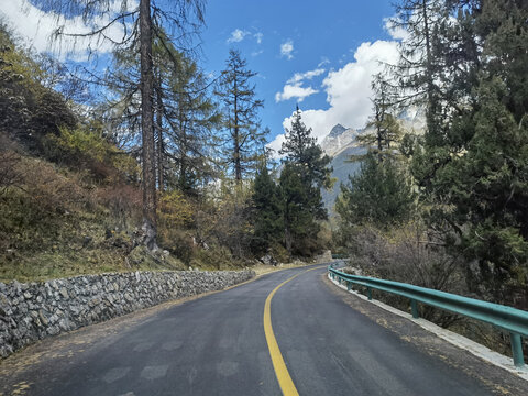 山间蜿蜒的美丽公路