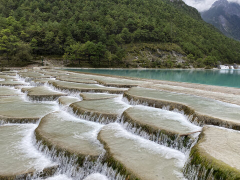 山间层叠流水与碧湖美景