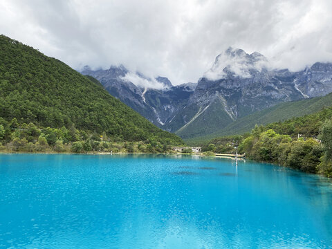 蓝湖青山间的梦幻山水景致