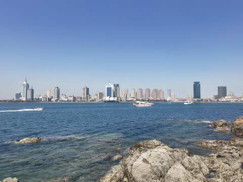 海滨城市风光与海上船只