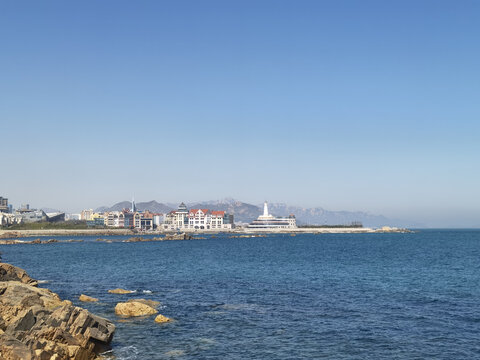 海滨城市风光与蓝色大海