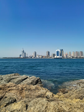 海滨城市天际线与礁石景观