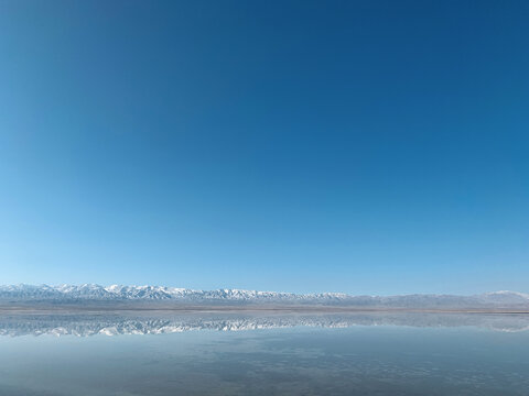 雪山下的澄澈平静湖面