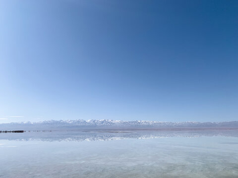 雪山下的澄澈平静湖面