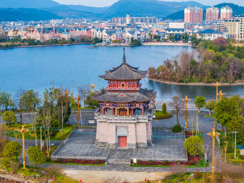 中国云南保山腾冲东湖公园凤仪楼航拍风光