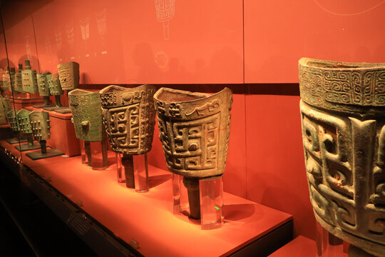 古代精美青铜编钟陈列