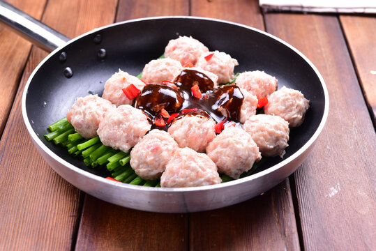 生煎黑椒墨鱼丸