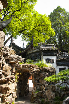 上海豫园中式园林假山与古建筑景致