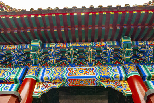 北京雍和宫中式古建筑精美彩绘斗拱