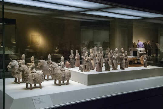 博物馆中的古代陶俑展品