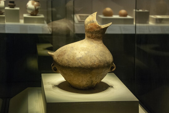 独特造型的古代陶制器物