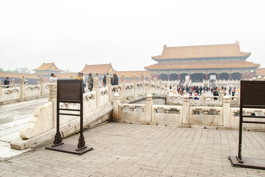 故宫宫殿前的热闹景象
