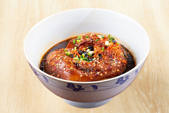 酸菜蒸肘子蒂