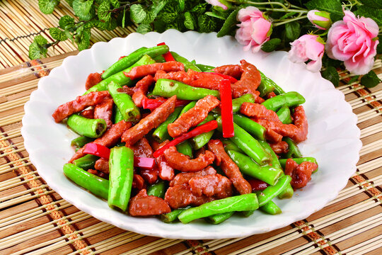 青椒红椒炒牛肉丝