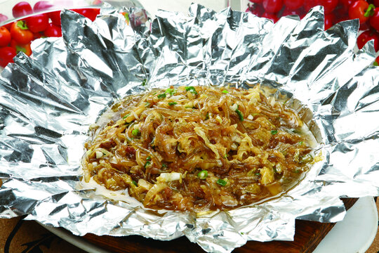 锡纸包裹的美味粉丝菜肴