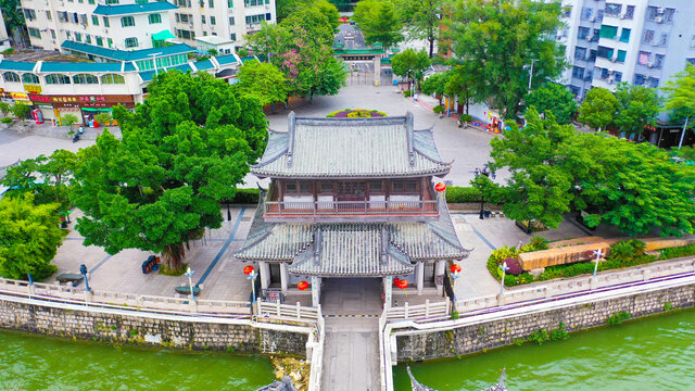 河畔古建与城市绿意景观