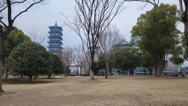 古塔与林间景致