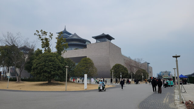 中式风格建筑前的行人景象