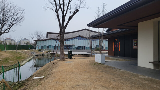 现代建筑与自然景观一隅