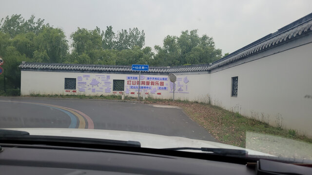 车内视角看户外乐园标识