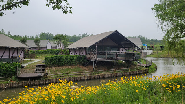 河畔别致的特色小屋