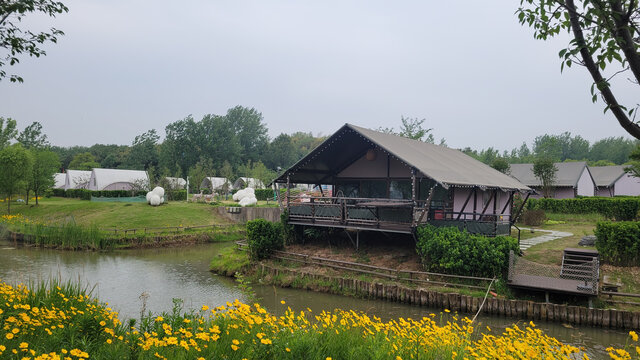 河畔精致木屋度假场景