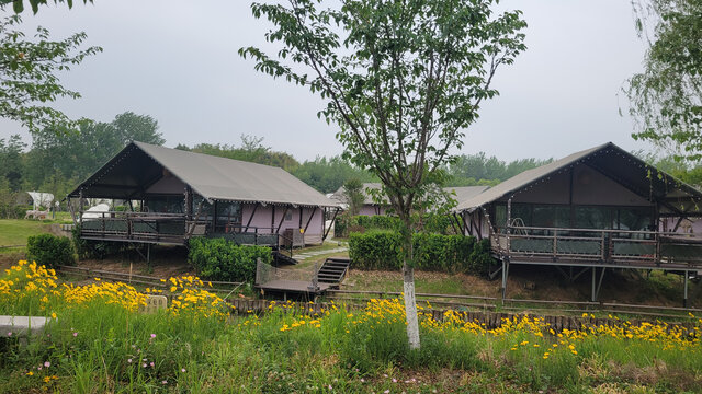 户外花园中的特色度假小屋